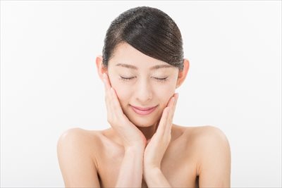 美容液をつける女性